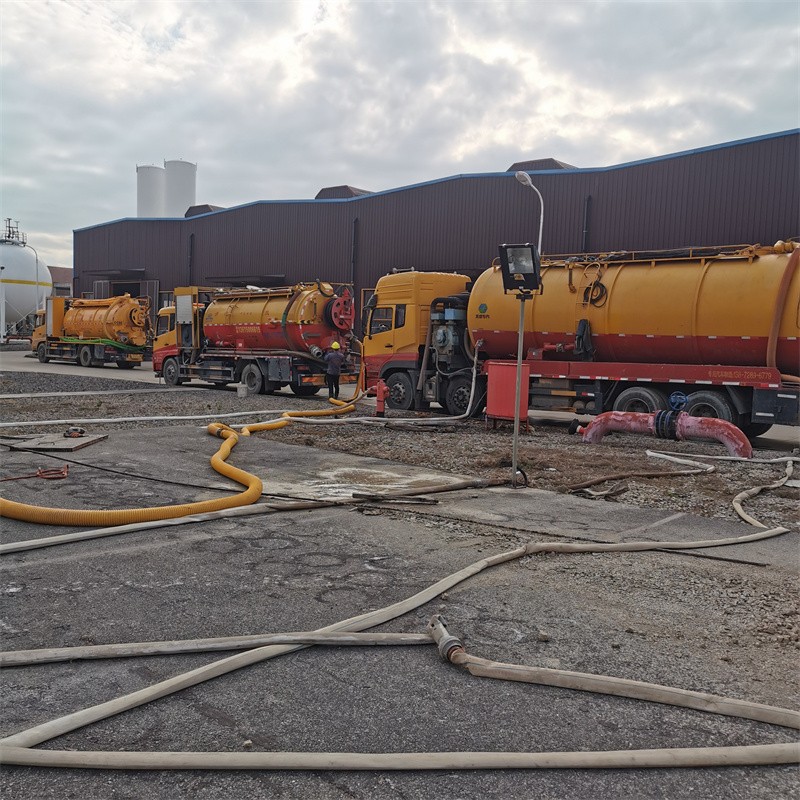 新兴污水池清理