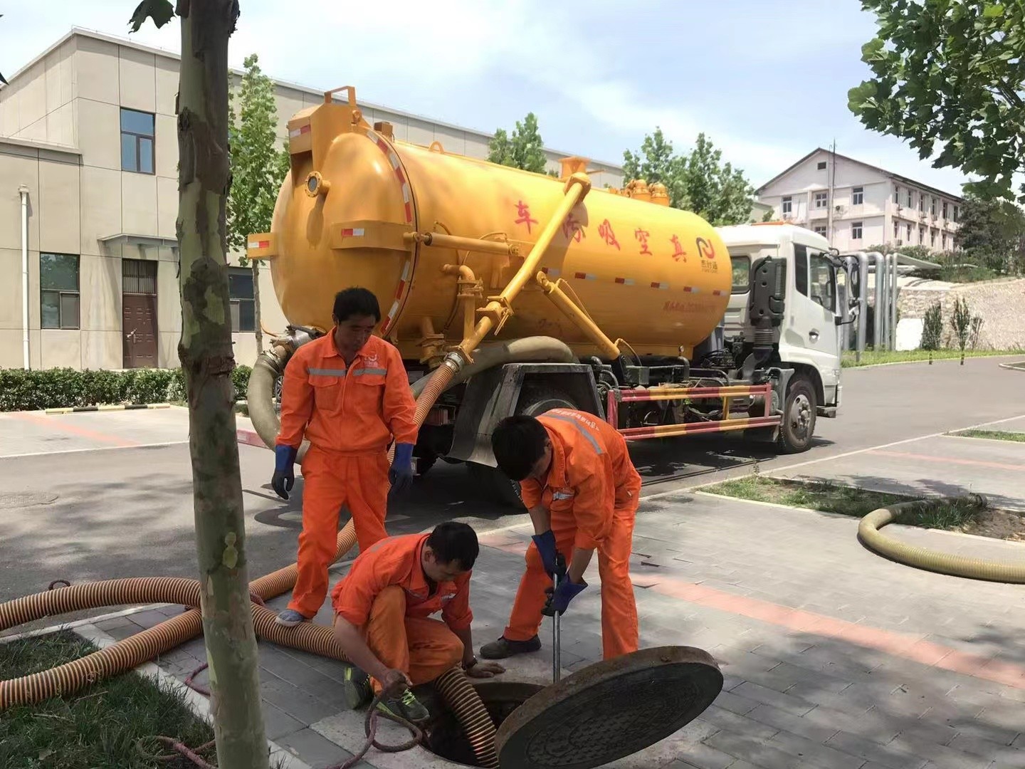 新兴管道疏通车停在窨井附近