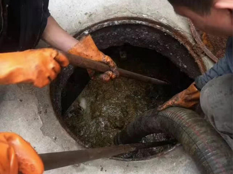 新兴清理化粪池时如何避免沼气的危害？